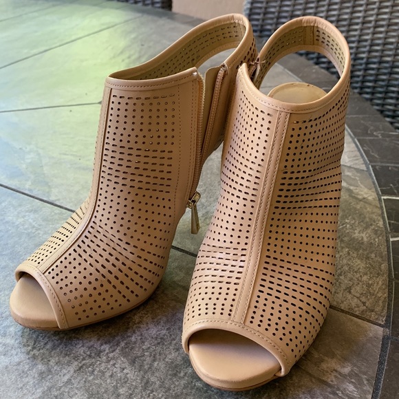 Ann Taylor 4” tan sandal heels size 8 - Picture 3 of 13